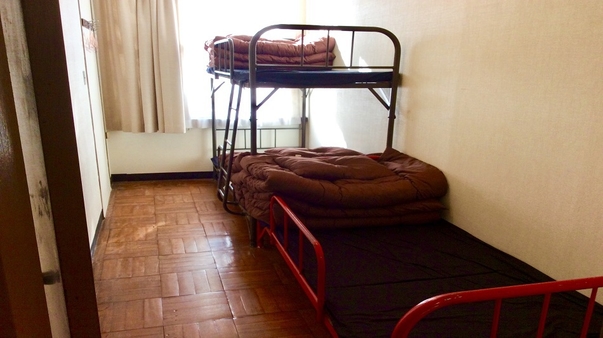 3名洋室(2段ベッド+シングルベッド)　共同バスルーム